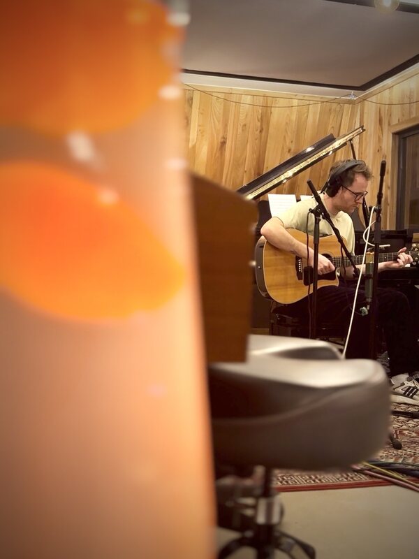 Acoustic take, seen from the lava lamp